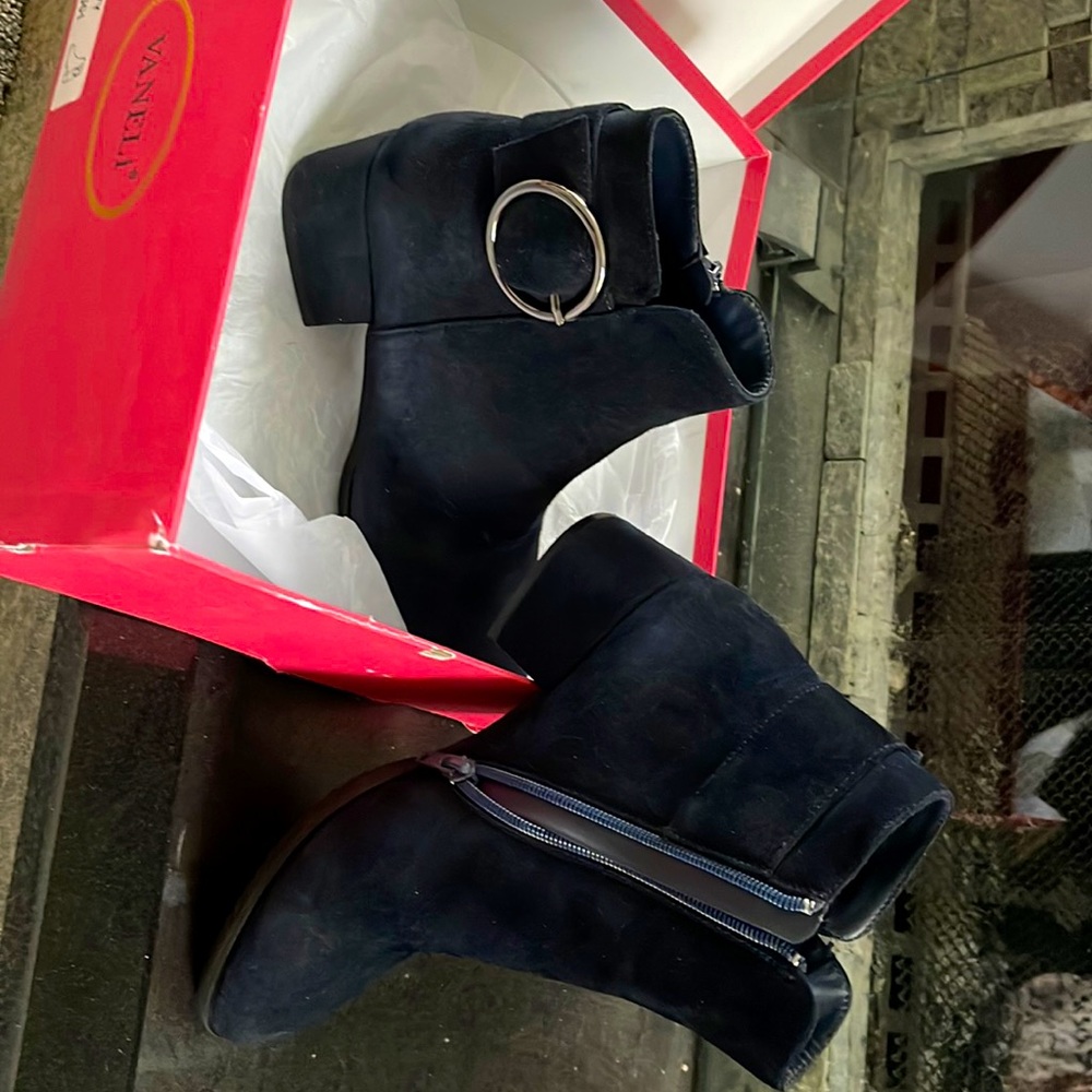 Vaneli Fidela size 7 suede ankle boots
